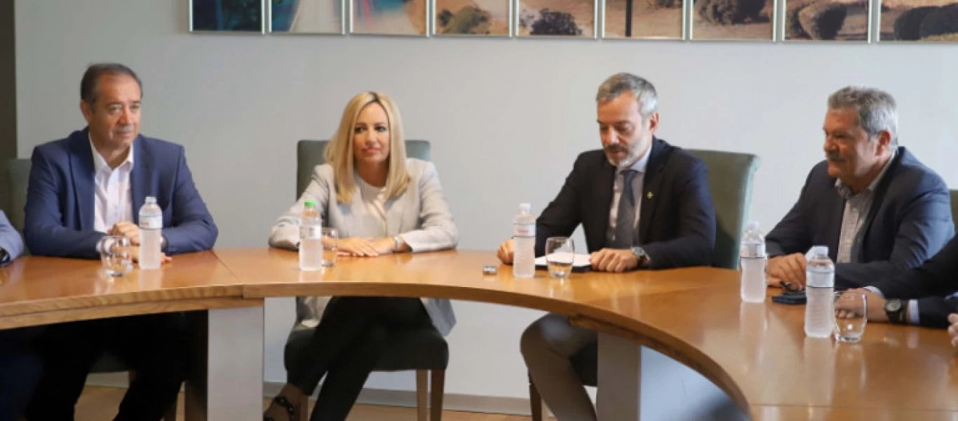 Δώρο από τον δήμαρχο Θεσσαλονίκης έλαβε η Φώφη Γεννηματά (βίντεο)